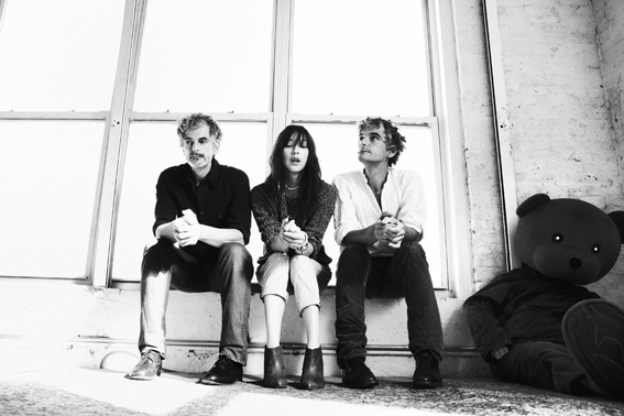 Blonde Redhead - Swing Pool