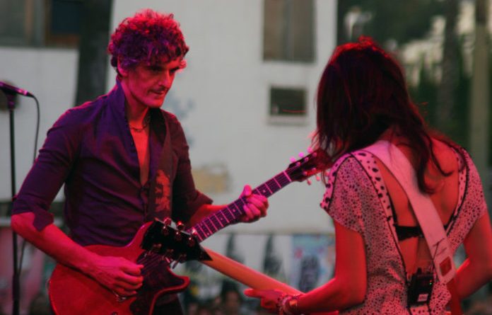 Blonde Redhead — Give Give