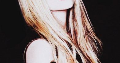 Avril Lavigne - Here's to Never Growing U