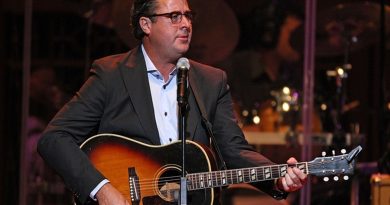 Vince Gill - Don't Let Her Get Away