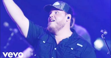 Luke Combs - Moon Over Mexico