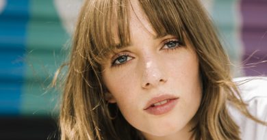 Maya Hawke - Cricket