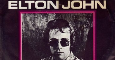 Elton John - Rocket Man (I Think It's Going To Be A Long, Long Time)