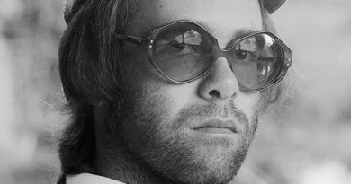 Elton John - Bad Side Of The Moon