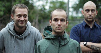 Птицу емъ - Он - Чужой, Он - Плохой