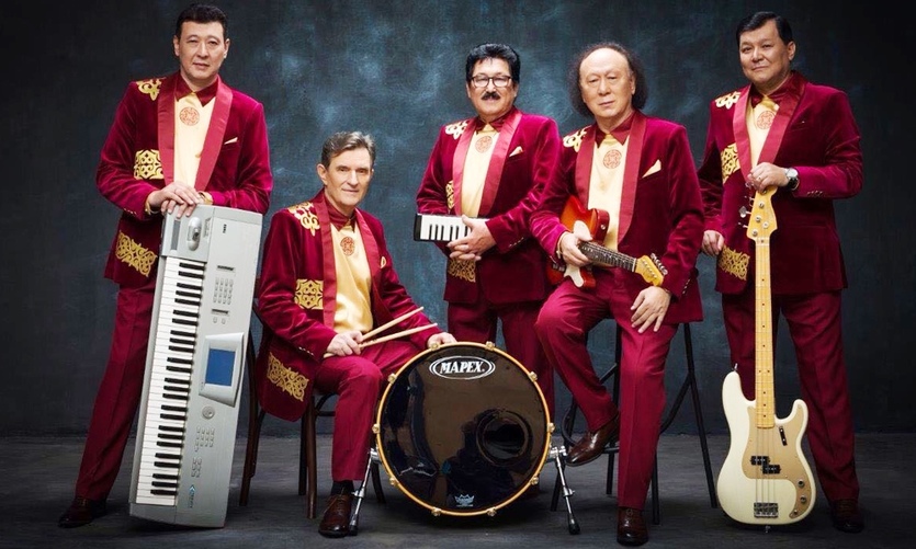 Көкіректі әйел күйеуін алдайды