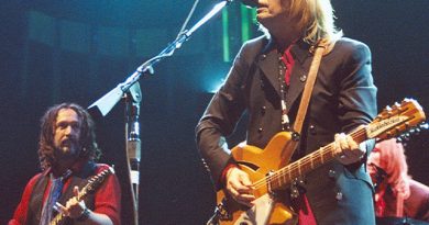 Tom Petty And The Heartbreakers - Listen To Her Heart