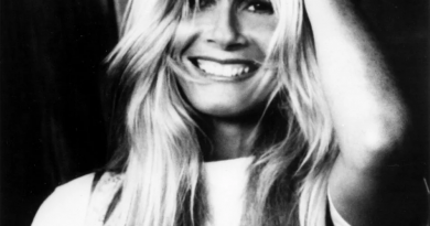 Kim Carnes - What Good Is Love (Later On The Equator)
